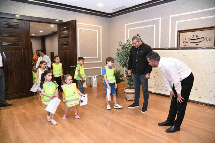 Pursaklar Belediye Başkanı Çetin, Vatandaşları Belediye Binasında Ağırlıyor