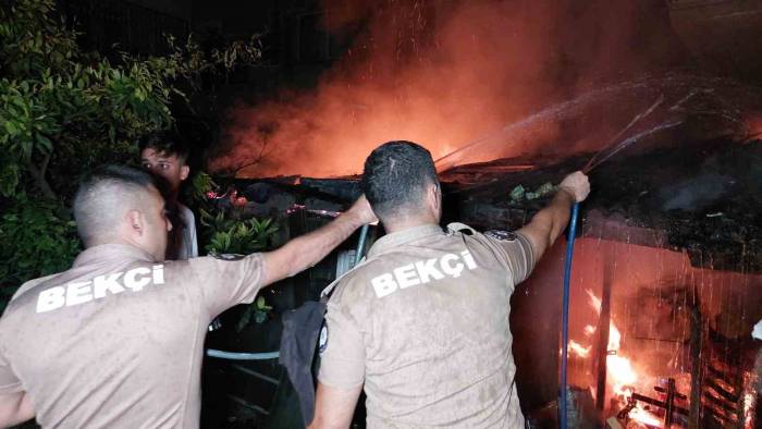 Baraka Alevlere Teslim Oldu: Bekçiler Hortumla Su Tuttu