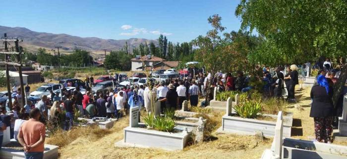 Suda Boğulan Çocuk Son Yolculuğuna Uğurlandı