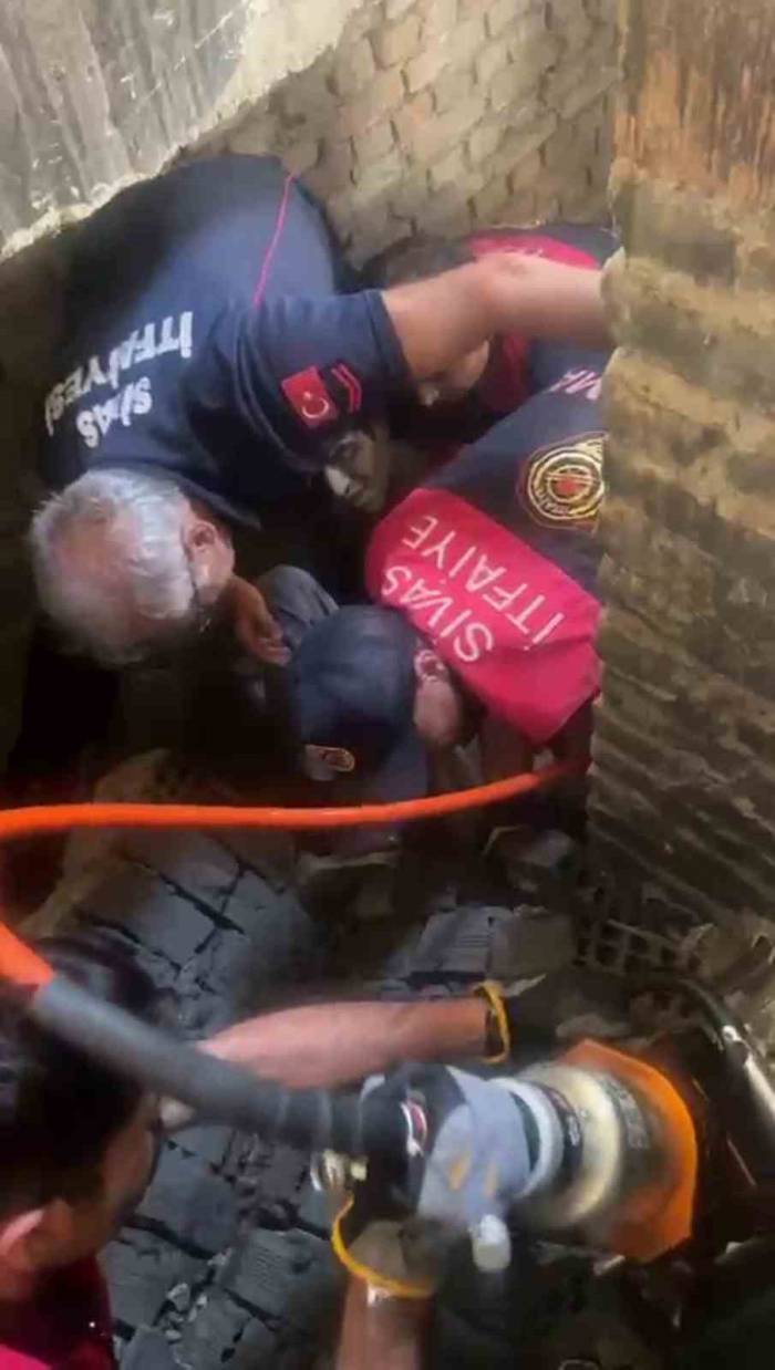 Yıkılan Duvarın Altında Kalan Hurdacıyı İtfaiye Kurtardı