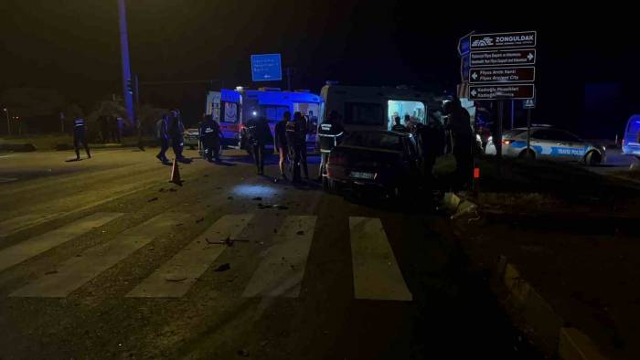 Trafik Işıklarında Bekleyen Araçlara Çarptı: 2 Hafif 1 Ağır Yaralı