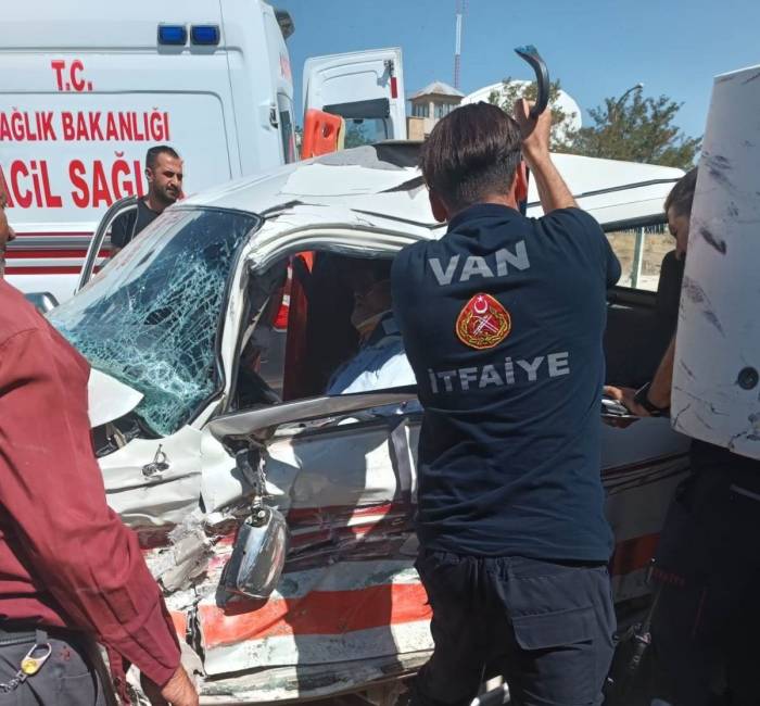 Van’da Trafik Kazası: 2 Yaralı
