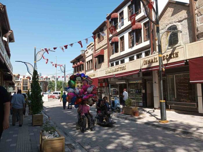 100 Yıldan Fazla Geçmişe Sahip Tarihi Uzun Çarşı’da Başlatılan Restorasyon Sona Erdi