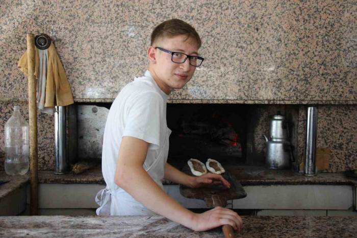 Ekmeğini Ateşten Çıkartıyor