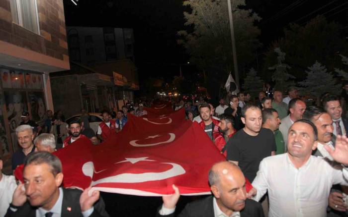 Ahlat’ta 200 Metre Bayrakla ‘Fener Alayı’ Yürüyüşü