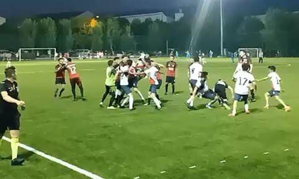 Yeşil Saha Boks Ringine Döndü: Yumruk Ve Tekmeler Havada Uçuştu