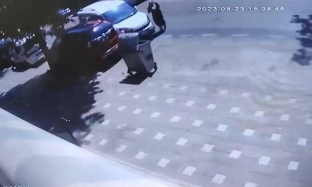 Yolun Karşısına Geçerken Hafif Ticari Araç Çarptı