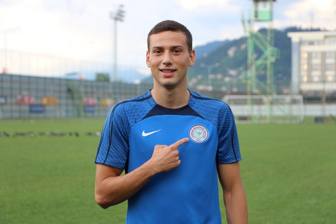caykur-rizesporun-22-yasindaki-genc-orta-saha-oyuncusu-dal-varesanovic-2.jpg