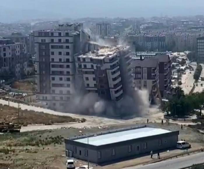 13 Katlı Binanın Kağıt Gibi Yerle Bir Olduğu Anlar Kamerada