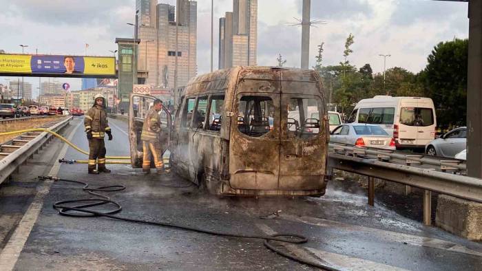 E5’te Minibüs Yandı: Trafik Durma Noktasına Geldi