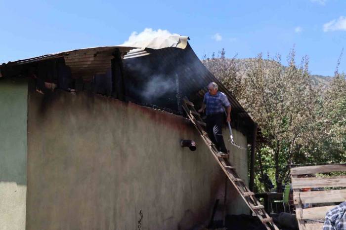Sobadan Çıkan Yangında Bir Ev Kül Oldu