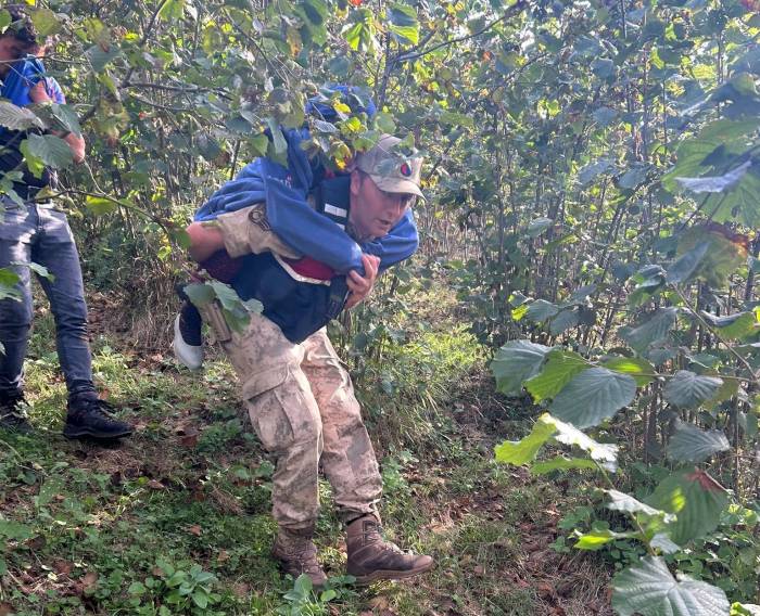 Kayıp Yaşlı Kadın Sağ Bulundu: Jandarma Kadını Sırtında Taşıdı