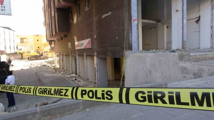 Diyarbakır’da Ağır Hasarlı Binada İnsan Olduğu İhbarı Üzerine Yıkım Durduruldu