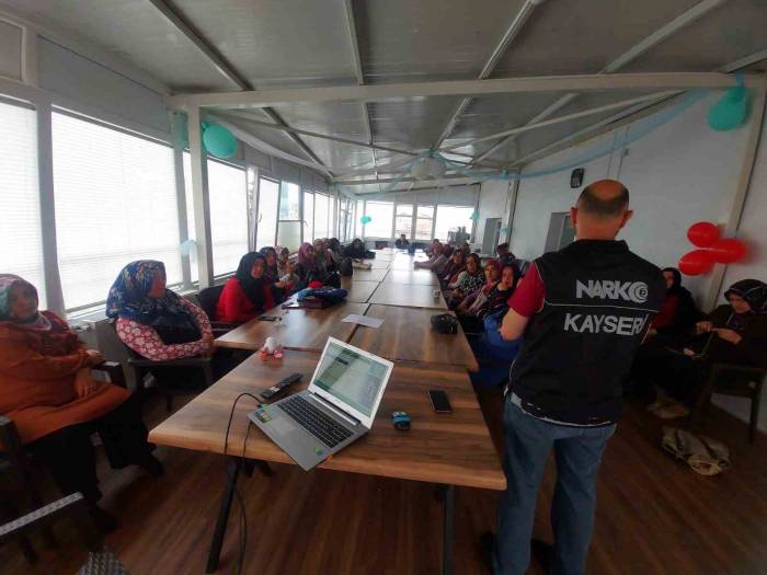 Polis Bir Yandan Tacirlere Geçit Vermiyor, Bir Yandan Da Halkı Bilgilendiriyor