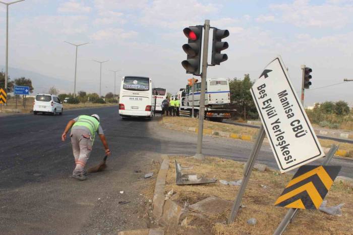 Manisa’da Otobüs İle Minibüs Çarpıştı:11 Yaralı