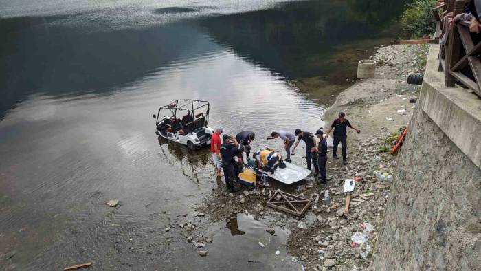 Golf Aracıyla Gezinti Yapan Arap Çift Uzungöl’e Düştü: 2 Yaralı