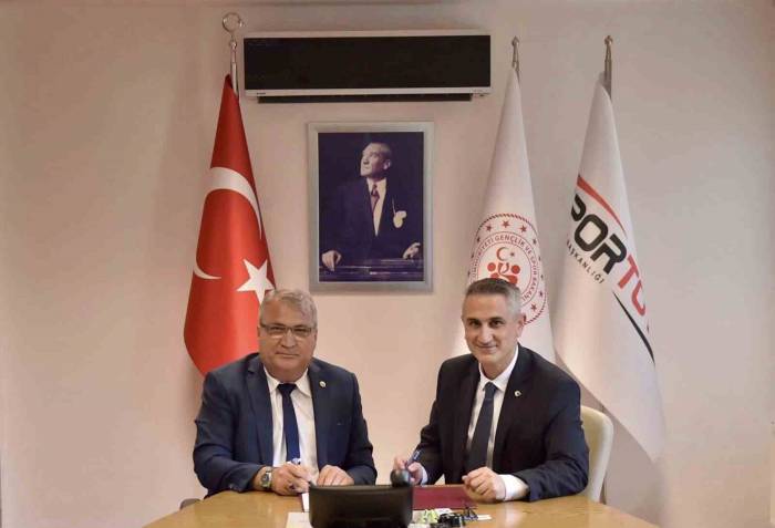 Yunusemre’nin Gençlik Merkezi İçin İmzalar Atıldı