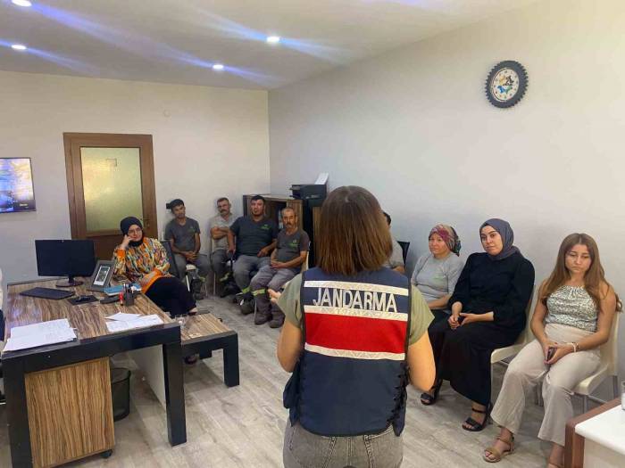 Jandarma Ekipleri Vatandaşları Bilgilendirmeye Devam Ediyor