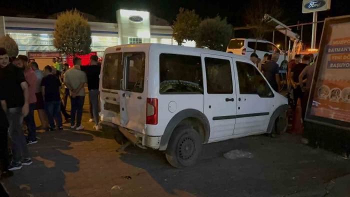 Batman’da Sivil Polis Aracına Otomobil Çarptı: 5 Yaralı