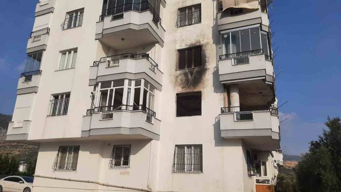 Bir Haftada 8 Yangın Çıkan Binada Apartman Sakinleri Sopayla Nöbete Başladı