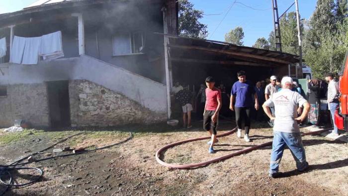 Yangınında Köylüler Seferber Oldu, 3 Kişi Evden Kurtarıldı