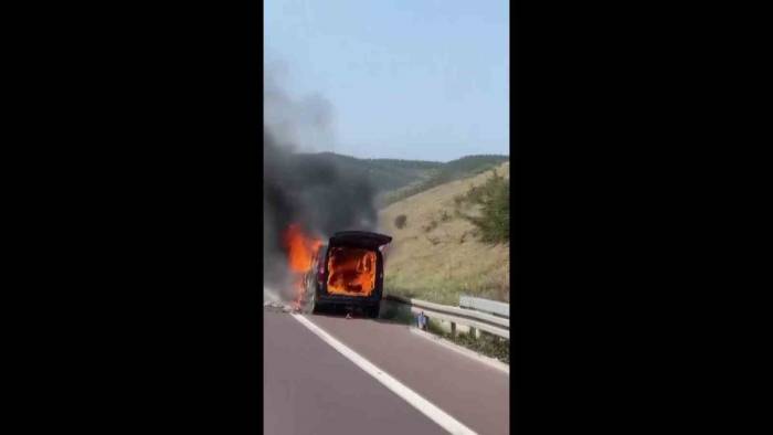 Hafif Ticari Araç Otobanda Alev Alev Yandı