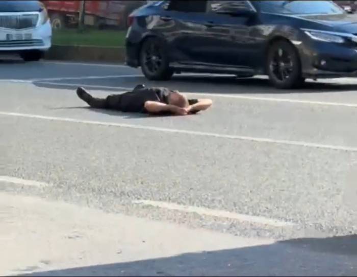 Bursa’da Bir Adam Yüzlerce Aracın Geçtiği Karayoluna Boylu Boyunca Uzandı