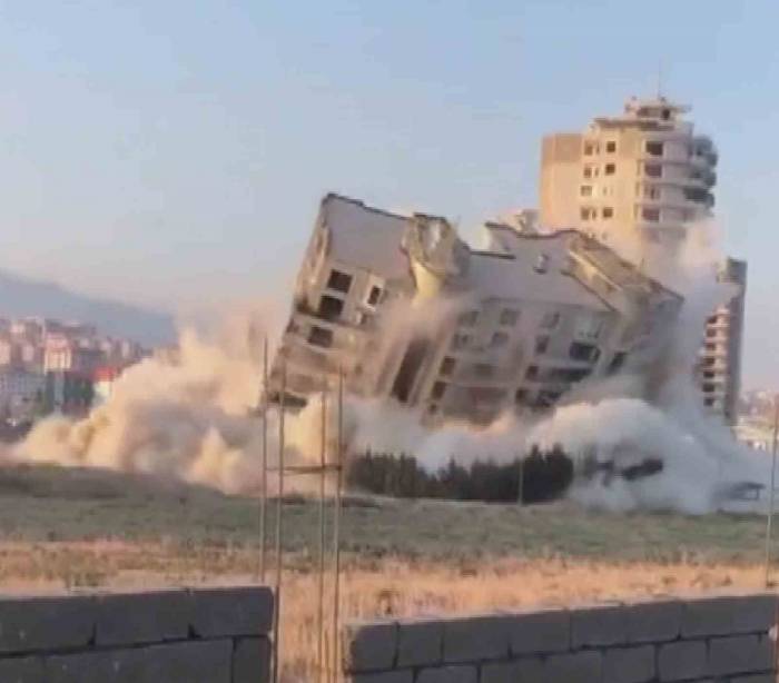 Dinamitle Patlatılan 16 Katlı Devasa Rezidans Bir Anda Yerle Bir Oldu