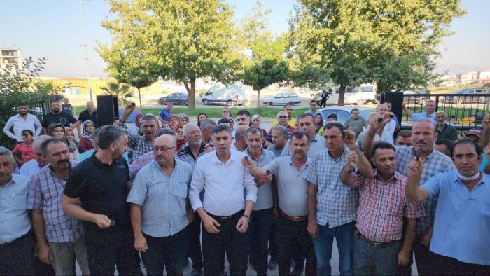 Enkaz Kentin Kaymakamına Görülmemiş Sevgi, Tayini Çıktı Gitmesini İstemiyorlar