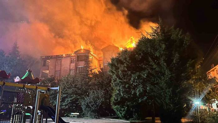Elazığ’da Çatı Yangını, Alevler Gökyüzünü Kapladı