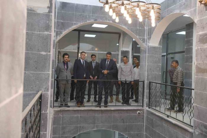 Vali Çelik, Halk Pazarında İncelemelerde Bulundu