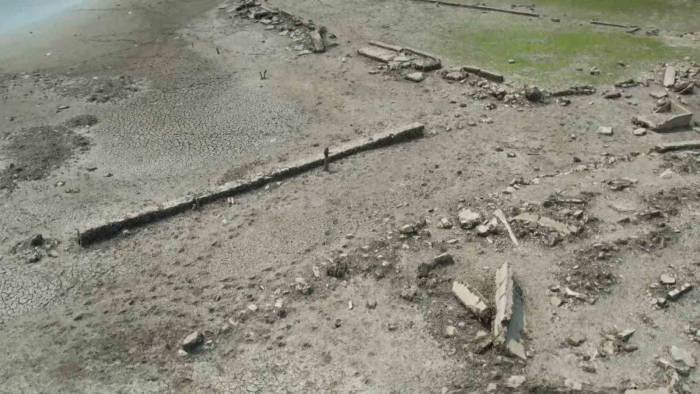 Sular Çekildi, Tarihi Şamlar Mahallesi’ndeki Asırlık Mezar Ortaya Çıktı