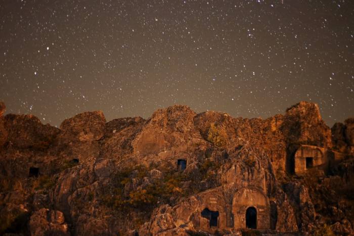 Roma Döneminden Kalan Kaya Mezarları İlgi Çekiyor