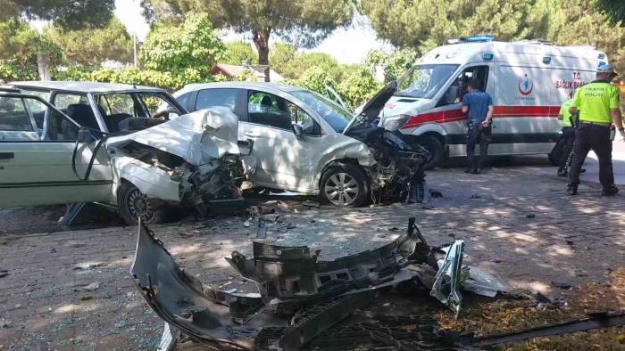 Samsun’da 2 Otomobil Kafa Kafaya Çarpıştı: 3 Yaralı