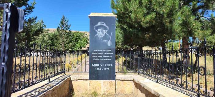 Dünyaca Ünlü Halk Ozanı Aşık Veysel Mezarı Başında Anıldı