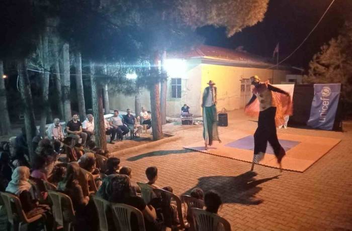 Depremzede Çocuklara Sirk Gösterisi