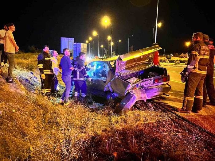 Otomobile Arkadan Çarpıp Kaçtı: 2 Yaralı