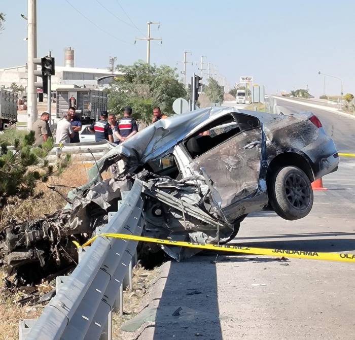 Bariyere Saplanan Otomobil Hurdaya Döndü: 1 Ölü
