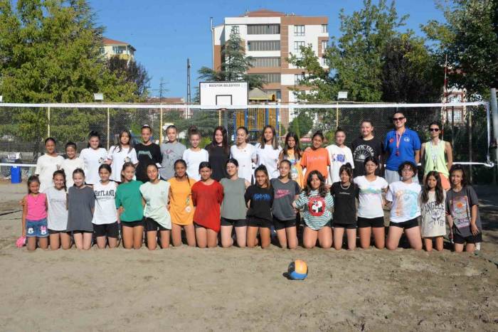 Başkan Bakkalcıoğlu Sporsever Gençlerin Final Heyecanına Ortak Oldu