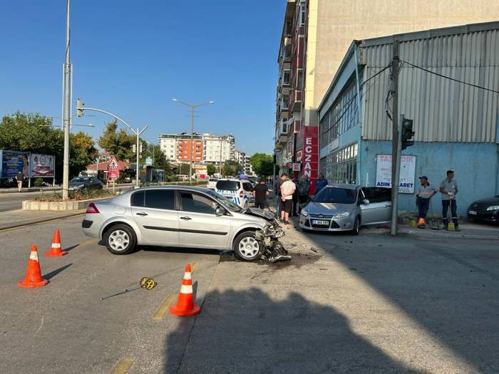 Bozüyük’te İki Otomobil Çarpıştı: 2 Yaralı
