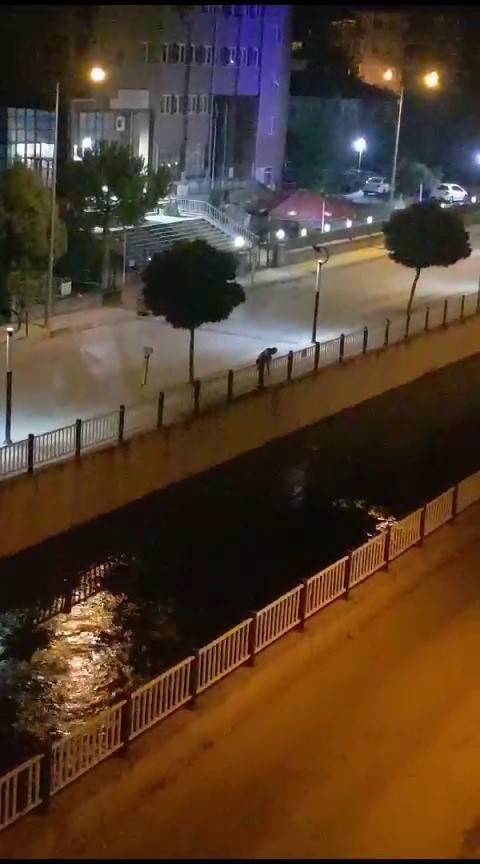 Kızılırmak’tan Kovalarla Su Çekerek Ağaçları Suladı