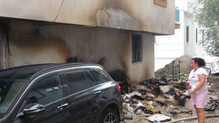 Hurdalarda Çıkan Yangında 3 Daire Ve 1 Araba Hasar Gördü