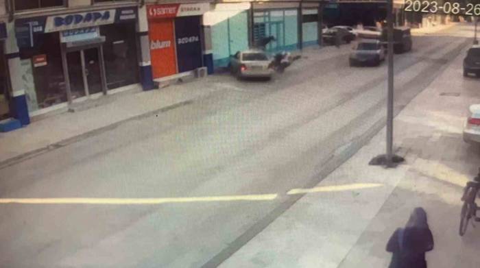 Otomobil Motosiklete Çarpıp Markete Girdi: 1’i Ağır 3 Yaralı