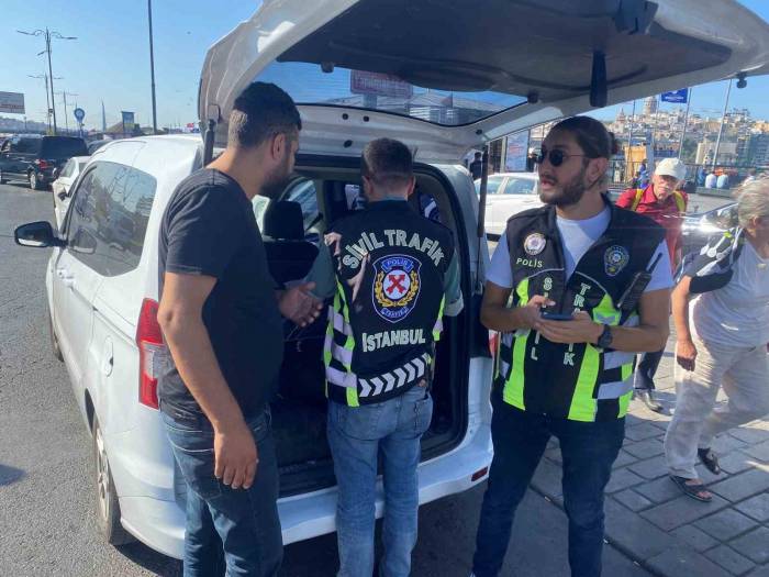 Turistle Pazarlık Yapınca Çalışma Belgesi İptal Edildi, Sinirlenen Taksici Aracına Vurdu