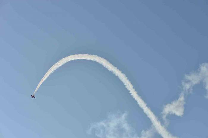 Türkiye’nin İlk Kadın Akrobasi Pilotu Ve Yerli Uçağımız Hürkuş İzleyenleri Mest Etti
