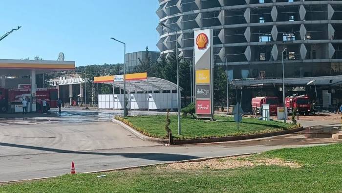 Gaziantep’teki Otel Yangının Petrol İstasyonuna Sıçramaması İçin Önlem Alındı