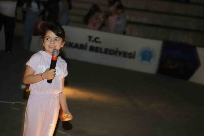 Hakkarili Çocuklar Karaoke Sahnesinde Hünerlerini Sergiledi