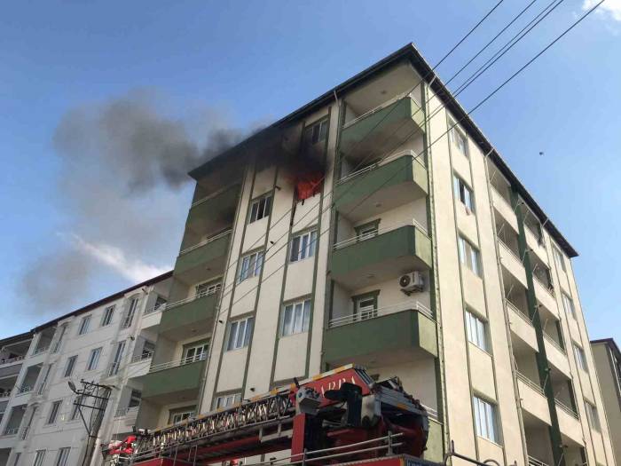 Iğdır’da 5 Katlı Apartmanda Yangın