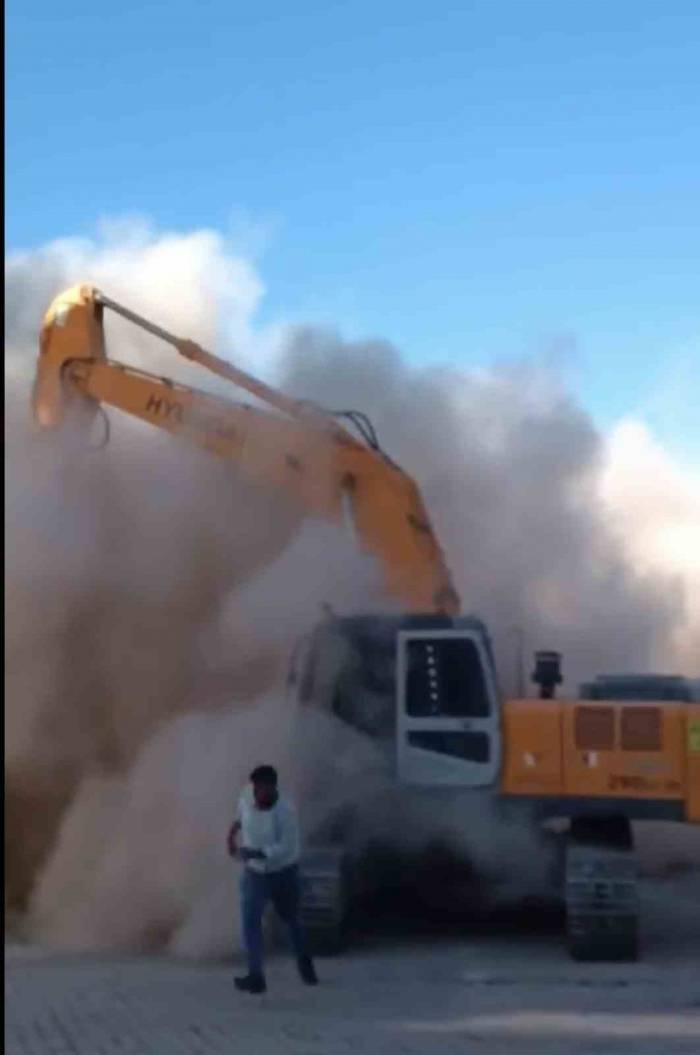 Ağır Hasarlı Bina Tek Dokunuşla Yıkıldı, Operatör Kepçeyi Bırakıp Kaçtı