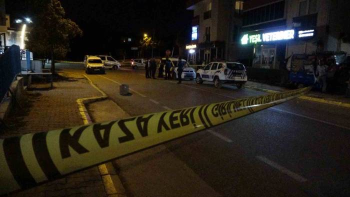 Cadde Ortasında Kadını Tabancayla Vurarak Öldürdü, Ardından Kafasına Sıktı